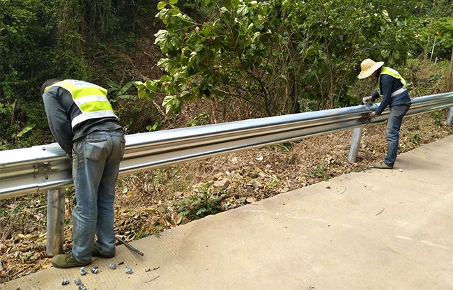 吕梁高速公路护栏的定期维护与保养