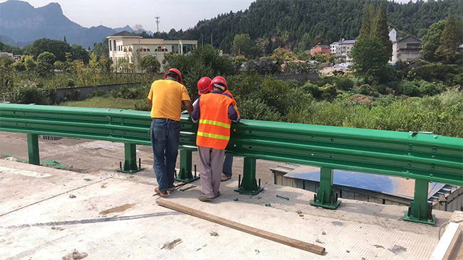 吕梁高速公路护栏板的维护确保道路安全的关键环节